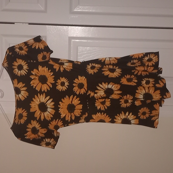 This is a beautiful romper from Shein, it has beautiful sunflower prints. - Picture 3 of 4
